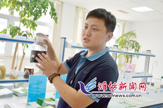 王曉凱正在介紹“旱地寶”的優(yōu)勢。